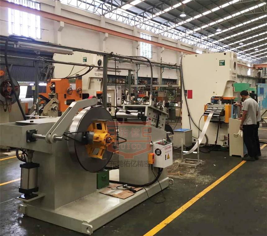 泰國(guó)客戶200NC滾輪送料機(jī)二機(jī)一體整平機(jī)沖壓自動(dòng)化生產(chǎn)線